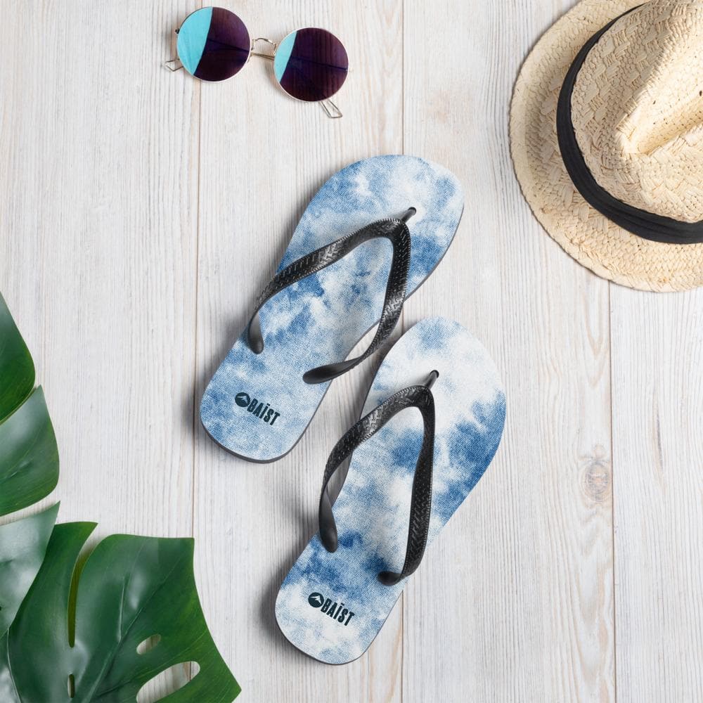 BAIST White flip flops. Comfortable, stylish, with a rubber sole that is lined with a soft fabric to make sure you feel comfortable wherever your day takes you.