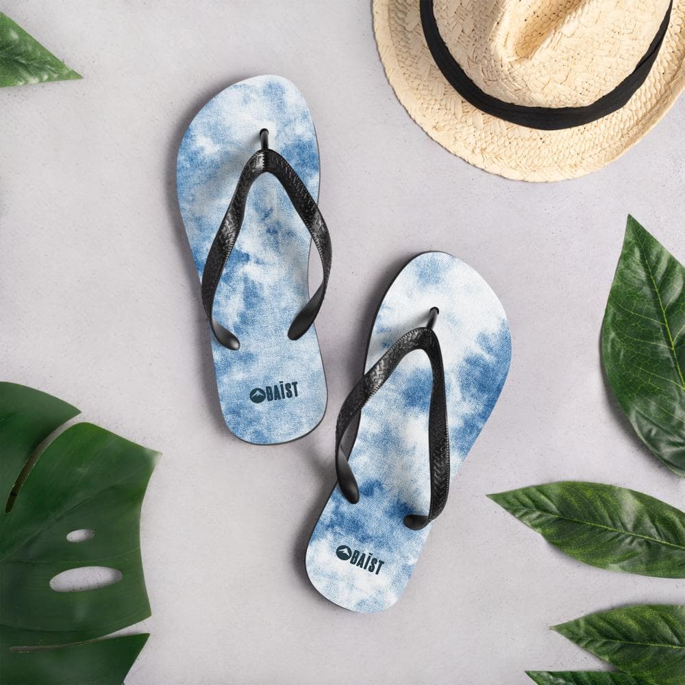 BAIST White flip flops. Comfortable, stylish, with a rubber sole that is lined with a soft fabric to make sure you feel comfortable wherever your day takes you.